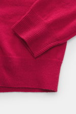 FTC Cashmere V-Neck Pullover rot, Nahaufnahme von Ärmel und Bund, feines Strickbild, Slim Fit, Fair-Trade-Cashmere, weicher Griff, Rippbündchen.