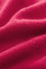 Nahaufnahme des FTC Cashmere V-Neck Pullovers rot aus nachhaltigem Fair-Trade-Cashmere mit feinem Strickbild und weichem Griff.