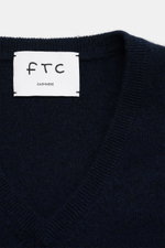 Nahaufnahme des FTC Cashmere V-Neck Pullover navy von oben, feines Strickbild, Slim Fit, V-Ausschnitt, weicher Fair-Trade-Cashmere, Rippbündchen.