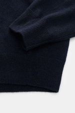 FTC Cashmere V-Neck Pullover navy in Nahaufnahme von oben, weicher Fair-Trade-Cashmere, Slim Fit, feines Strickbild, Rippbündchen.
