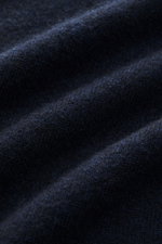 Nahaufnahme des feinen Strickbilds und weichen Griffs des FTC Cashmere V-Neck Pullover navy aus nachhaltigem Fair-Trade-Cashmere.