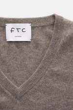 Nahaufnahme des FTC Cashmere V-Neck Pullover taupe meliert von oben fotografiert, Slim Fit, V-Ausschnitt, feines Strickbild, Fair-Trade-Cashmere.