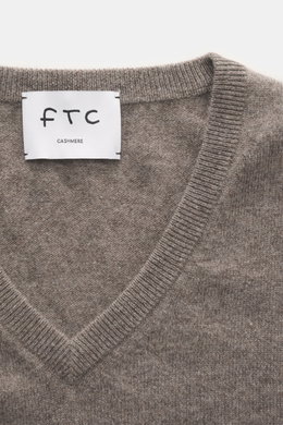 Nahaufnahme des FTC Cashmere V-Neck Pullover taupe meliert von oben fotografiert, Slim Fit, V-Ausschnitt, feines Strickbild, Fair-Trade-Cashmere.