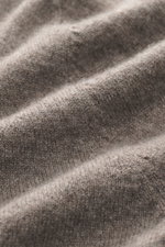 Nahaufnahme des feinen Strickbilds und der weichen Oberfläche des FTC Cashmere V-Neck Pullover taupe meliert aus nachhaltigem Fair-Trade-Cashmere.