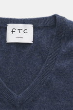 Nahaufnahme des FTC Cashmere V-Neck Pullover graublau meliert von oben, zeigt feines Strickbild, V-Ausschnitt und Rippbündchen.