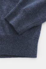 Nahaufnahme des Ärmels und Saums vom FTC Cashmere V-Neck Pullover graublau meliert, nachhaltiger Fair-Trade-Cashmere mit feinem Strickbild.