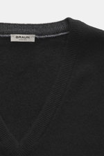 Nahaufnahme von V-Ausschnitt und Label des schwarzen BRAUN Hamburg Cashmere V-Neck Pullovers, Slim Fit, reiner Cashmere, weicher Griff, feines Strickbild, flexible Rippbündchen, Made in Italy.