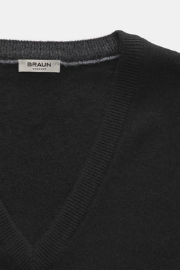 Nahaufnahme von V-Ausschnitt und Label des schwarzen BRAUN Hamburg Cashmere V-Neck Pullovers, Slim Fit, reiner Cashmere, weicher Griff, feines Strickbild, flexible Rippbündchen, Made in Italy.