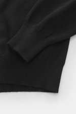 Nahaufnahme des Ärmel- und Bundbereichs vom BRAUN Hamburg Cashmere V-Neck Pullover schwarz, reiner Cashmere, sehr weicher Griff, feines Strickbild, Slim Fit, V-Ausschnitt, flexible Rippbündchen, Made in Italy.