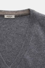 Nahaufnahme des V-Ausschnitts und Kragenbereichs vom BRAUN Hamburg Cashmere V-Neck Pullover dunkelgrau meliert, reiner Cashmere, feines Strickbild, Slim Fit, sehr weicher Griff, flexible Rippbündchen, Made in Italy.