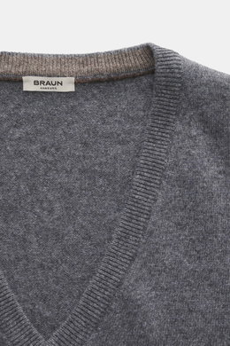 Nahaufnahme des V-Ausschnitts und Kragenbereichs vom BRAUN Hamburg Cashmere V-Neck Pullover dunkelgrau meliert, reiner Cashmere, feines Strickbild, Slim Fit, sehr weicher Griff, flexible Rippbündchen, Made in Italy.