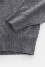 BRAUN Hamburg Cashmere V-Neck Pullover dunkelgrau meliert in Nahaufnahme von oben, reiner Cashmere, sehr weicher Griff, feines Strickbild, Slim Fit, V-Ausschnitt, flexible Rippbündchen, Made in Italy.