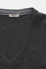 Nahaufnahme des BRAUN Hamburg Cashmere V-Neck Pullover anthrazit meliert von oben, reiner Cashmere, sehr weicher Griff, feines Strickbild, Slim Fit, V-Ausschnitt, flexible Rippbündchen, Made in Italy.