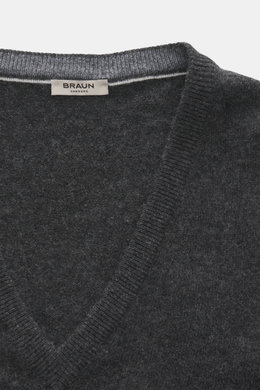 Nahaufnahme des BRAUN Hamburg Cashmere V-Neck Pullover anthrazit meliert von oben, reiner Cashmere, sehr weicher Griff, feines Strickbild, Slim Fit, V-Ausschnitt, flexible Rippbündchen, Made in Italy.