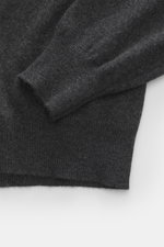 BRAUN Hamburg Cashmere V-Neck Pullover anthrazit meliert, Nahaufnahme von Ärmel und Bund, reiner Cashmere, sehr weicher Griff, feines Strickbild, Slim Fit, V-Ausschnitt, flexible Rippbündchen, Made in Italy.