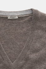 Nahaufnahme von V-Ausschnitt und Nackenbereich des BRAUN Hamburg Cashmere V-Neck Pullover taupe meliert, Slim Fit, reiner Cashmere, sehr weicher Griff, feines Strickbild, flexible Rippbündchen, Made in Italy.