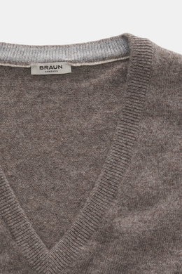 Nahaufnahme von V-Ausschnitt und Nackenbereich des BRAUN Hamburg Cashmere V-Neck Pullover taupe meliert, Slim Fit, reiner Cashmere, sehr weicher Griff, feines Strickbild, flexible Rippbündchen, Made in Italy.