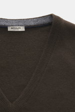 Nahaufnahme des BRAUN Hamburg Cashmere V-Neck Pullover dunkelbraun mit V-Ausschnitt, feinem Strickbild, Slim Fit, Cashmere, weichem Griff, flexiblen Rippbündchen, Made in Italy.
