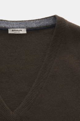 Nahaufnahme des BRAUN Hamburg Cashmere V-Neck Pullover dunkelbraun mit V-Ausschnitt, feinem Strickbild, Slim Fit, Cashmere, weichem Griff, flexiblen Rippbündchen, Made in Italy.