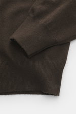 Nahaufnahme des Ärmel- und Bundbereichs des BRAUN Hamburg Cashmere V-Neck Pullover dunkelbraun, reiner Cashmere, sehr weicher Griff, feines Strickbild, Slim Fit, V-Ausschnitt, flexible Rippbündchen, Made in Italy.