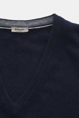 Nahaufnahme des V-Ausschnitts von BRAUN Hamburg Cashmere V-Neck Pullover navy, reiner Cashmere, weicher Griff, feines Strickbild, Slim Fit, flexible Rippbündchen, Made in Italy.