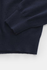 Nahaufnahme des Ärmels und Saums des BRAUN Hamburg Cashmere V-Neck Pullover navy, Slim Fit, reiner Cashmere, weicher Griff, feines Strickbild, V-Ausschnitt, flexible Rippbündchen, Made in Italy.