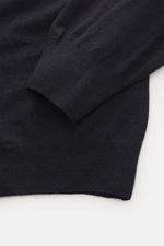 B.F. Knitwear Merino V-Neck Pullover navy, Detailaufnahme von Ärmel und Bund, feiner Merinowolle-Feinstrick mit Rippbündchen, Regular Fit.