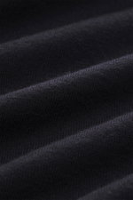 Nahaufnahme des B.F. Knitwear Merino V-Neck Pullovers navy, feines Merinowoll-Feinstrickmaterial mit weichem Griff und feinem Strickbild, fotografiert aus seitlicher Perspektive.