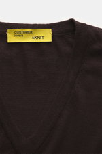 Nahaufnahme des B.F. Knitwear Merino V-Neck Pullover dunkelbraun von oben, Feinstrick aus 100% Merinowolle, Regular Fit, V-Ausschnitt, weicher Griff.
