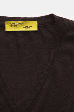 Nahaufnahme des B.F. Knitwear Merino V-Neck Pullover dunkelbraun von oben, Feinstrick aus 100% Merinowolle, Regular Fit, V-Ausschnitt, weicher Griff.
