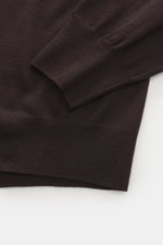 B.F. Knitwear Merino V-Neck Pullover dunkelbraun in Nahaufnahme von oben, Feinstrick aus 100% Merinowolle, Regular Fit, V-Ausschnitt, Rippbündchen.