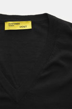 Nahaufnahme des B.F. Knitwear Merino V-Neck Pullovers schwarz von oben, Feinstrick, V-Ausschnitt, Merinowolle, Regular Fit, komfortable Rippbündchen.