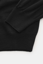 B.F. Knitwear Merino V-Neck Pullover schwarz, Detailaufnahme von Ärmel und Bund, Feinstrick aus 100% Merinowolle, weicher Griff, Rippbündchen.