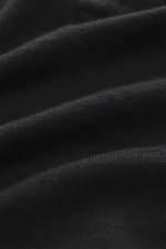 Nahaufnahme des feinen Strickbildes und weichen Materials des B.F. Knitwear Merino V-Neck Pullover schwarz aus 100% Merinowolle.