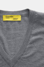 Nahaufnahme von B.F. Knitwear Merino V-Neck Pullover grau meliert, feinstrick mit V-Ausschnitt, weicher Griff, Regular Fit, Rippbündchen aus 100% Merinowolle.