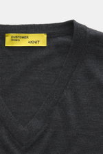 B.F. Knitwear Merino V-Neck Pullover dunkelgrau meliert, Detailaufnahme von oben, feiner Merinowolle, weicher Griff, V-Ausschnitt, Regular Fit, Rippbündchen