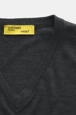 B.F. Knitwear Merino V-Neck Pullover dunkelgrau meliert, Detailaufnahme von oben, feiner Merinowolle, weicher Griff, V-Ausschnitt, Regular Fit, Rippbündchen