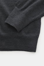 Nahaufnahme des Ärmel- und Saumbereichs des B.F. Knitwear Merino V-Neck Pullover dunkelgrau meliert, feiner Merinowolle, Regular Fit mit weichem Griff und komfortablen Rippbündchen, fotografiert von schräg oben.