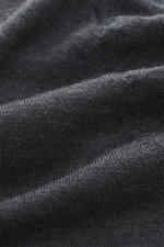 Nahaufnahme aus schräger Perspektive des B.F. Knitwear Merino V-Neck Pullover dunkelgrau meliert mit feinem Strickbild aus 100% Merinowolle.