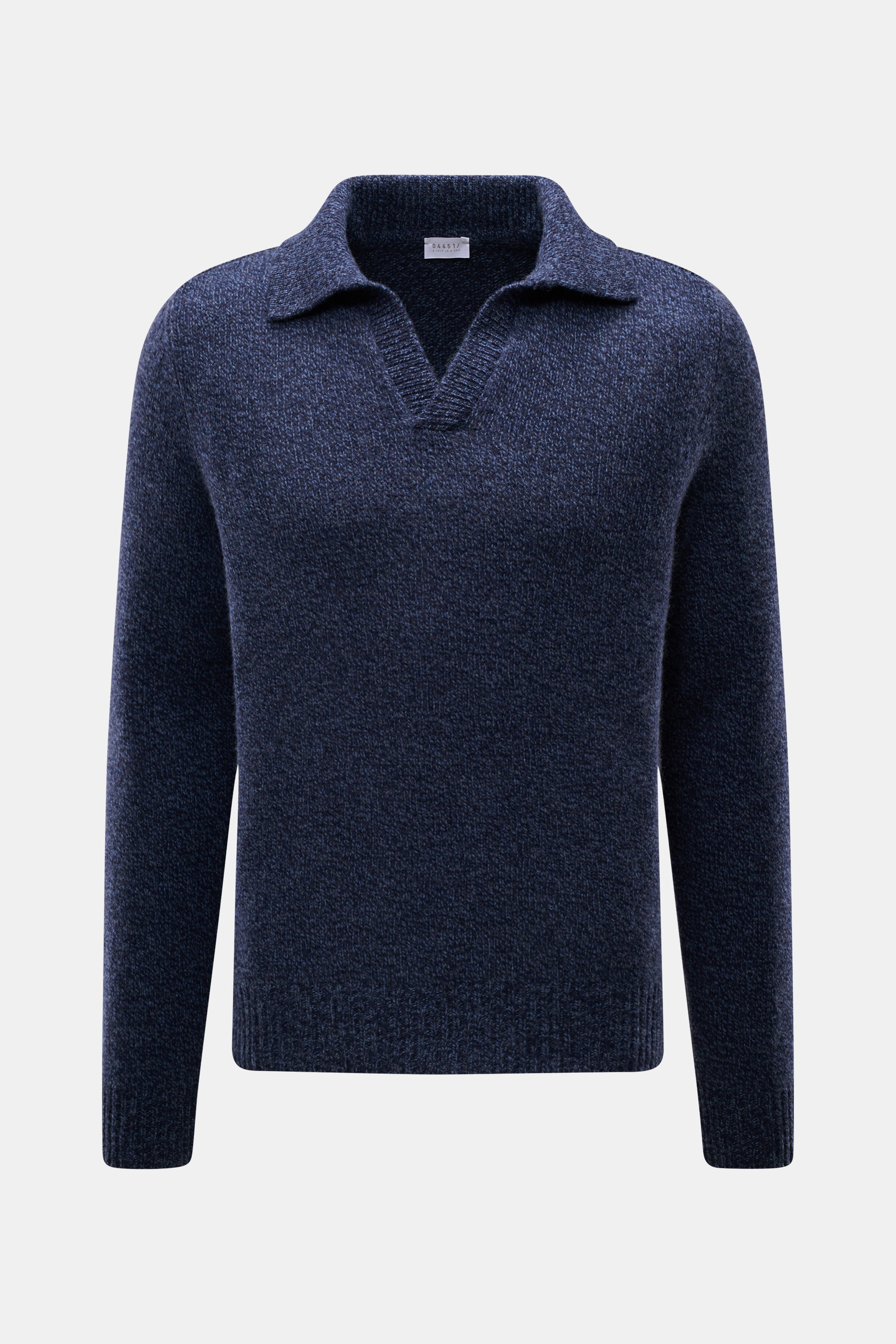 Frontale Nahaufnahme des 04651/ A trip in a bag Strickpolo 'Mouline Johnny' navy meliert mit Skipper-Kragen, Slim Fit, Mouline-Optik, mittelfeinem Strickbild, weichem Griff, flexible Rippbündchen, Mix aus Schurwolle und Cashmere.