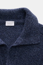 Nahaufnahme von 04651/ A trip in a bag Strickpolo 'Mouline Johnny' navy meliert mit Skipper-Kragen, Slim Fit, Mouline-Optik, Schurwolle-Cashmere, weichem Griff und flexiblen Rippbündchen.