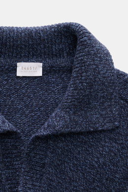 Nahaufnahme von 04651/ A trip in a bag Strickpolo 'Mouline Johnny' navy meliert mit Skipper-Kragen, Slim Fit, Mouline-Optik, Schurwolle-Cashmere, weichem Griff und flexiblen Rippbündchen.