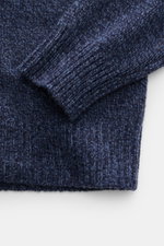 Nahaufnahme des Ärmels und Saums vom 04651/ A trip in a bag Strickpolo 'Mouline Johnny' navy meliert, Slim Fit mit Skipper-Kragen, flexible Rippbündchen, mittelfeines Strickbild, weicher Griff, Mouline-Optik aus Schurwolle und Cashmere, fotografiert von o