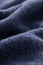 Nahaufnahme des Strickstoffs in Mouline-Optik mit weichem Griff, mittelfeinem Strickbild, für das Slim Fit 04651/ A trip in a bag Strickpolo 'Mouline Johnny' navy meliert aus Schurwolle und Cashmere, flexible Rippbündchen, Skipper-Kragen, Detailansicht.