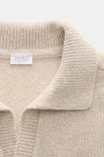 Nahaufnahme des Kragens von 04651/ A trip in a bag Strickpolo 'Mouline Johnny' beige meliert, Slim Fit, Skipper-Kragen, mittelfeines Strickbild, Mouline-Optik, aus Schurwolle und Cashmere mit weichem Griff und flexiblen Rippbündchen.