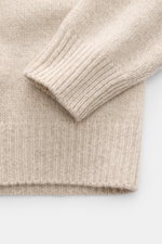 Nahaufnahme von Ärmel und Bund des 04651/ A trip in a bag Strickpolo 'Mouline Johnny' beige meliert, Slim Fit, mittelfeines Strickbild, Mouline-Optik, weicher Griff, Mix aus Schurwolle und Cashmere, mit flexiblem Rippbündchen, Skipper-Kragen, fotografiert