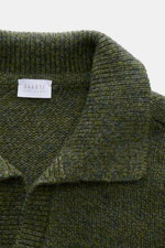 04651/ A trip in a bag Strickpolo 'Mouline Johnny' dunkelgrün meliert, Nahaufnahme von oben, Mix aus Schurwolle und Cashmere, Mouline-Optik, weicher Griff, mittelfeines Strickbild, Slim Fit, Skipper-Kragen, flexible Rippbündchen.