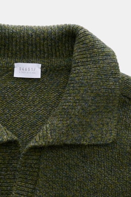 04651/ A trip in a bag Strickpolo 'Mouline Johnny' dunkelgrün meliert, Nahaufnahme von oben, Mix aus Schurwolle und Cashmere, Mouline-Optik, weicher Griff, mittelfeines Strickbild, Slim Fit, Skipper-Kragen, flexible Rippbündchen.