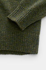 Nahaufnahme des Ärmels von 04651/ A trip in a bag Strickpolo 'Mouline Johnny' dunkelgrün meliert, Slim Fit, Skipper-Kragen, weicher Griff, Mouline-Optik, mittelfeines Strickbild, Mix aus Schurwolle und Cashmere, flexible Rippbündchen, fotografiert von obe