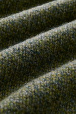 Nahaufnahme des Strickstoffs des 04651/ A trip in a bag Strickpolo 'Mouline Johnny' dunkelgrün meliert, Mix aus Schurwolle und Cashmere, Mouline-Optik, weicher Griff, mittelfeines Strickbild, Slim Fit, Skipper-Kragen, flexible Rippbündchen.